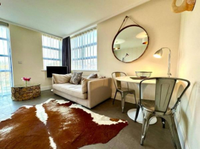 Beautiful Couples Retreat - FREE Parking & WiFi - 1 Minute walk to Poole Quay - Great Location - Free Parking - Fast WiFi - Smart TV - Newly decorated - sleeps up to 2! Close to Poole & Bournemouth & 